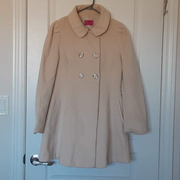 Cream Blasure frock shape. E transfer preferred - Picture 2 of 3